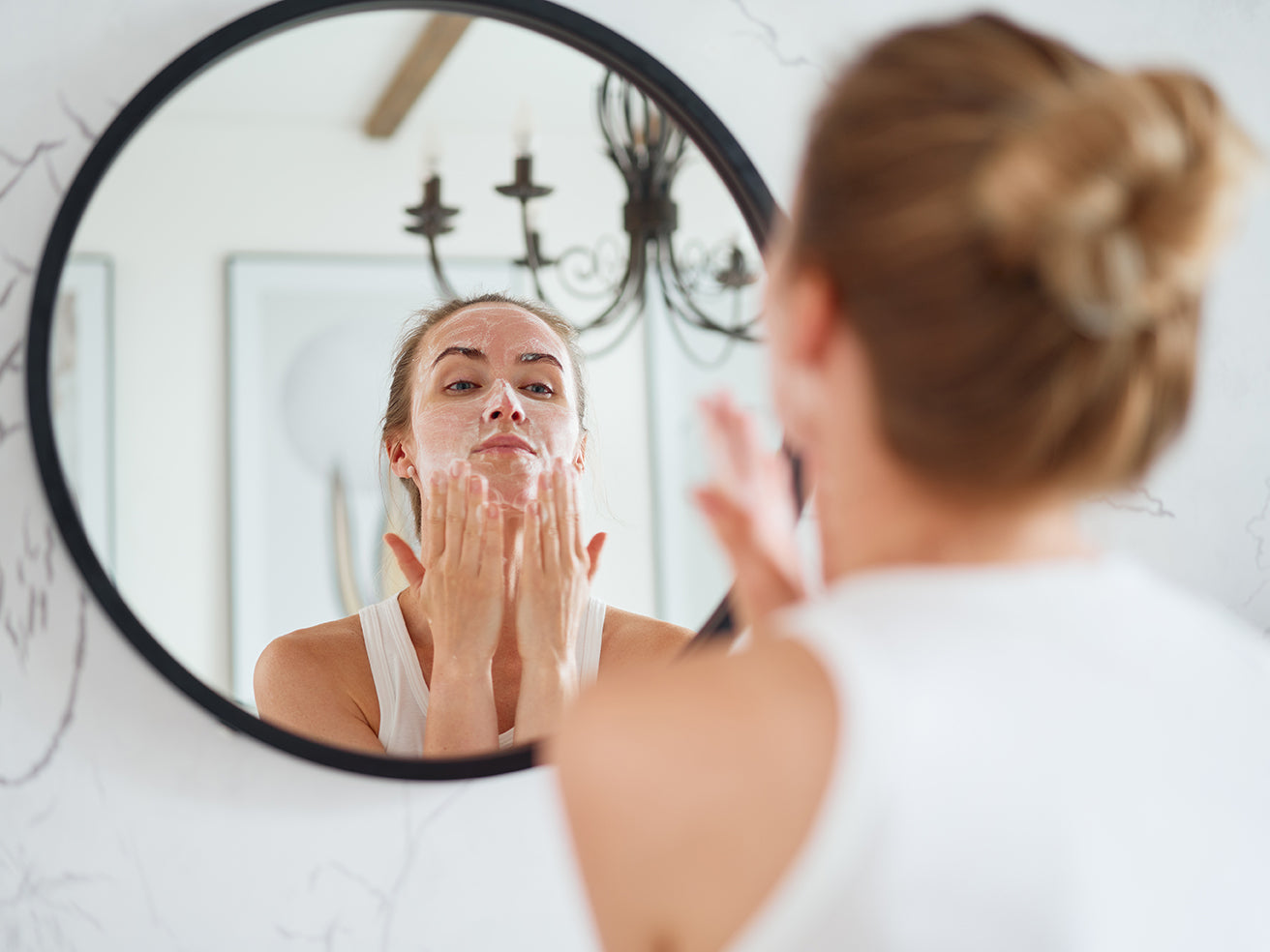 Come esfoliare il viso? Guida a Scrub, Peeling e Gommage